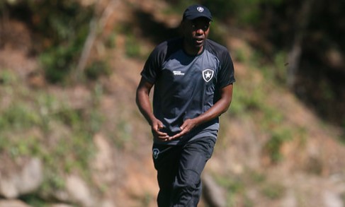 Botafogo ainda será comandado por Cláudio Caçapa