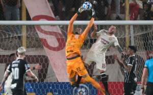 Universitario-PER 1 x 2 Corinthians - Timão supera clima hostil e avança às oitavas