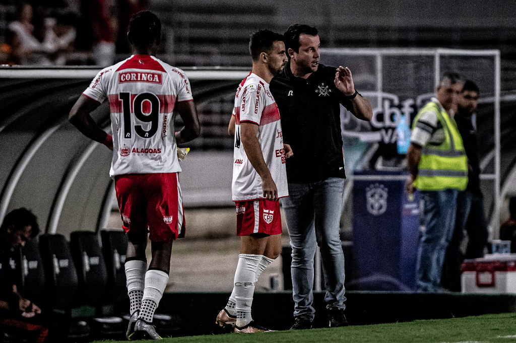 Daniel Paulista celebra marca no CRB