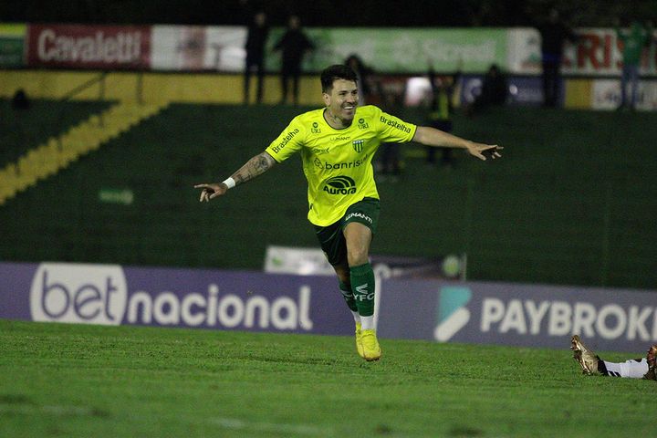 Ypiranga-RS 4 x 1 Pouso Alegre-MG - Canarinho volta a se aproximar do G8 na Série C 1 Ypiranga-RS goleia o Pouso Alegre-RS (Foto: Enoc Júnior / Ypiranga)