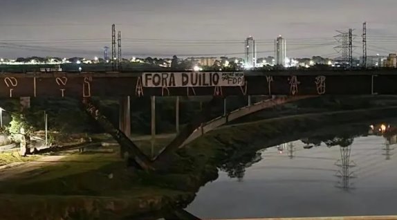 Vídeo! Luan é arrastado de motel e agredido por "torcedores": 'Some do Corinthians' 2 faixa 3