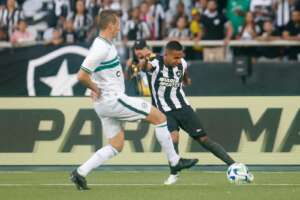 Atacante destaca união do Botafogo em boa fase: 