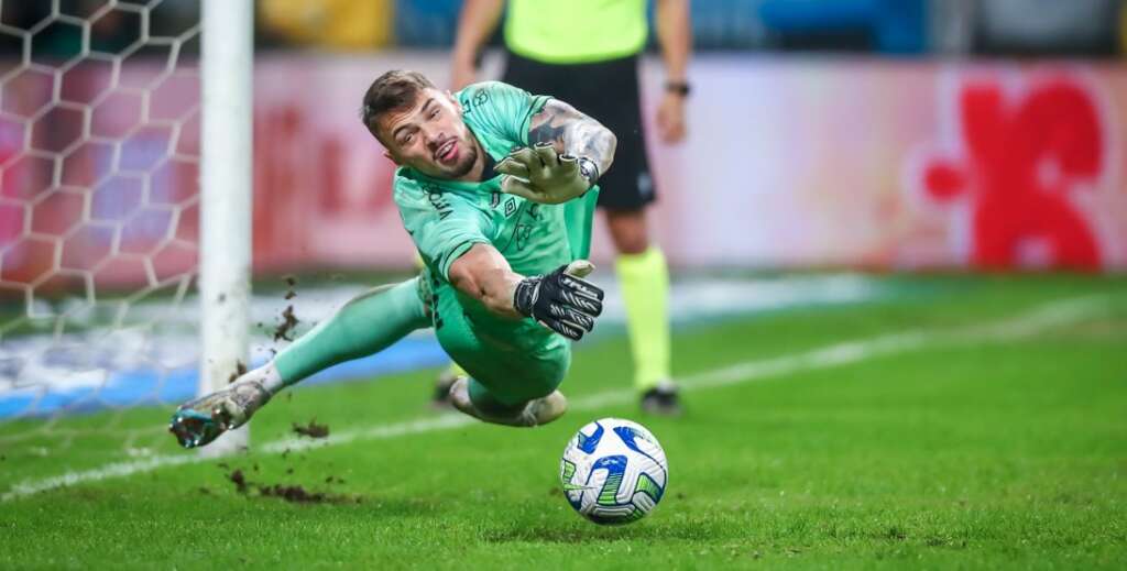 Goleiro do Grêmio se emociona com 2 pênaltis defendidos: ‘Trabalhei e sofri muito’