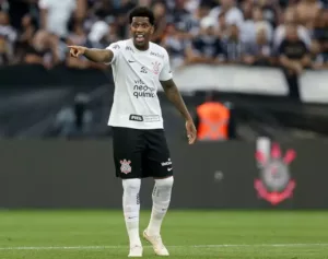 Torcida enquadra Gil e acusa zagueiro de roubar o Corinthians