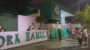 Torcedores vão até o CT, protestam contra má fase do Goiás e conversam com jogadores