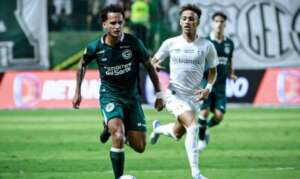 Estreante, Matheus Babi vibra com gol, mas lamenta empate do Goiás