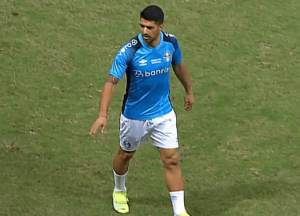 Vina comenta fala de Suárez antes de aquecimento: 'Estava com muita dor'