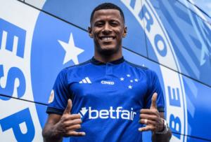 Cruzeiro anuncia atacante ex-Santos que estava no futebol português