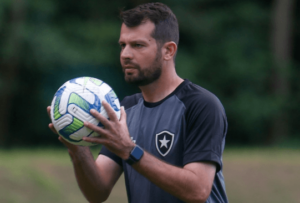 Botafogo anuncia a contratação de ex-preparador de goleiros do Athletico-PR