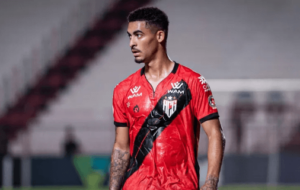 Vasco negocia com lateral do Atlético-GO por empréstimo com opção de compra