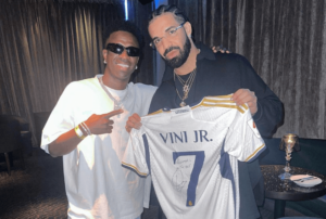 Espanhol: Vini Jr. presenteia rapper Drake com uma camisa do Real Madrid: 'Para o número um'