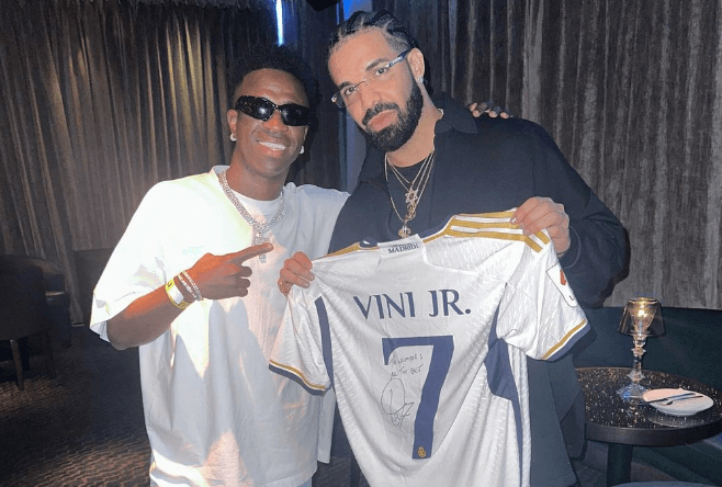 Espanhol: Vini Jr. presenteia rapper Drake com uma camisa do Real Madrid: ‘Para o número um’