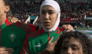 Nouhaila Benzina, do Marrocos, se torna 1ª jogadora a usar um hijab em uma Copa do Mundo