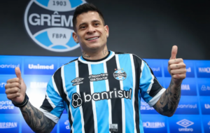 Iturbe revela que já esteve no Grêmio na infância e descarta ser substituto de Suárez