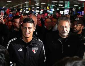 Torcida do São Paulo recebe James Rodríguez no aeroporto com festa e provocação a rival