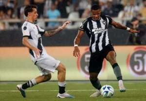 Com Júnior Santos, Botafogo mantém liderança isolada no Brasileirão