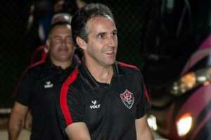 Série B: Léo Condé começa a preparar o Vitória para jogo contra o Guarani