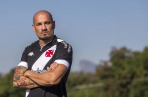 Maicon é apresentado no Vasco e se coloca à disposição contra o Cruzeiro: 'Estou pronto'
