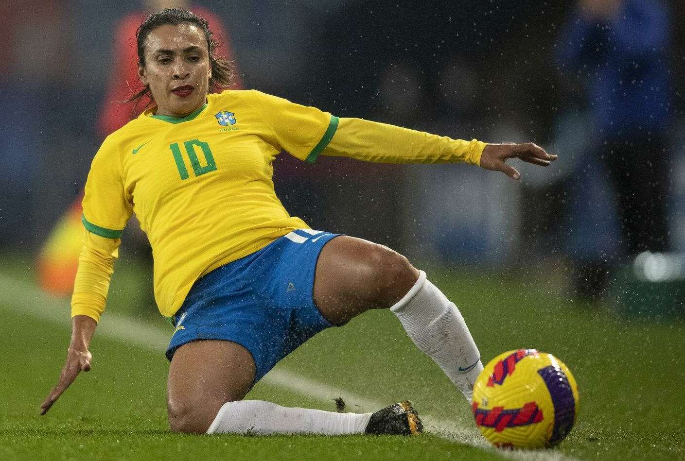 Copa do Mundo: Marta leva pancada em treino da seleção; Nycole segue sem treinar