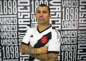 Vasco anuncia Medel, volante da seleção do Chile