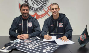 Corinthians dá aumento de salário e estende contrato do volante Moscardo