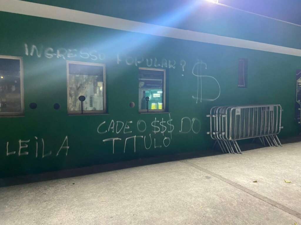 Torcida do Palmeiras picha muros do Allianz e pendura faixa em protesto contra Leila Pereira