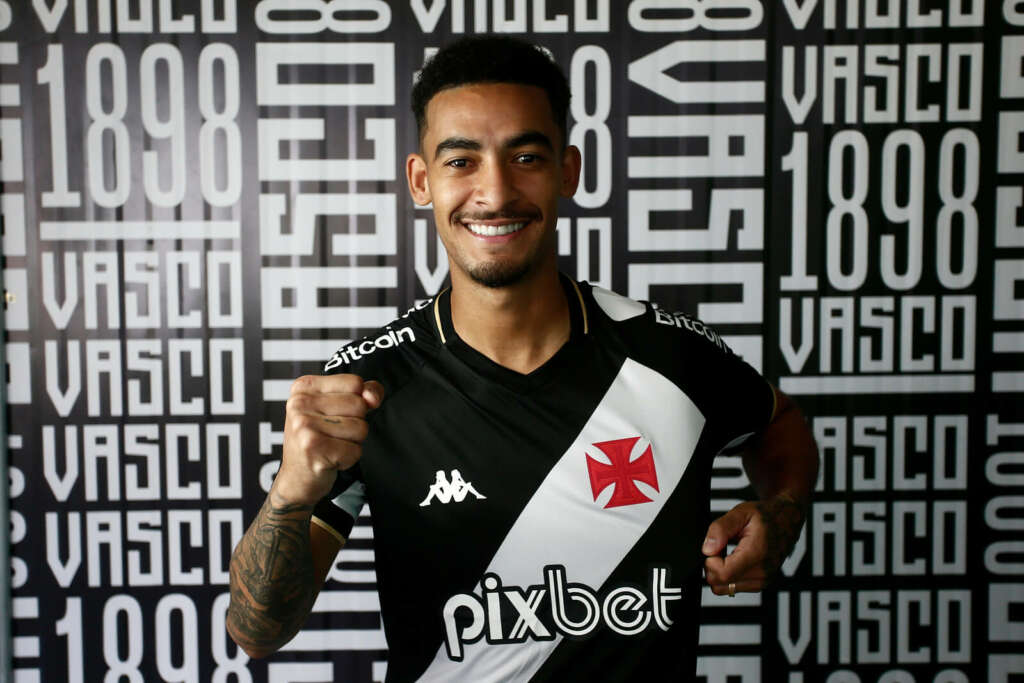 Vasco relaciona reforços contra o Corinthians e oficializa lateral-esquerdo