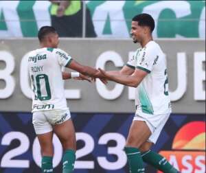 Rony deixa vitória do Palmeiras com olho inchado e divide méritos com companheiros