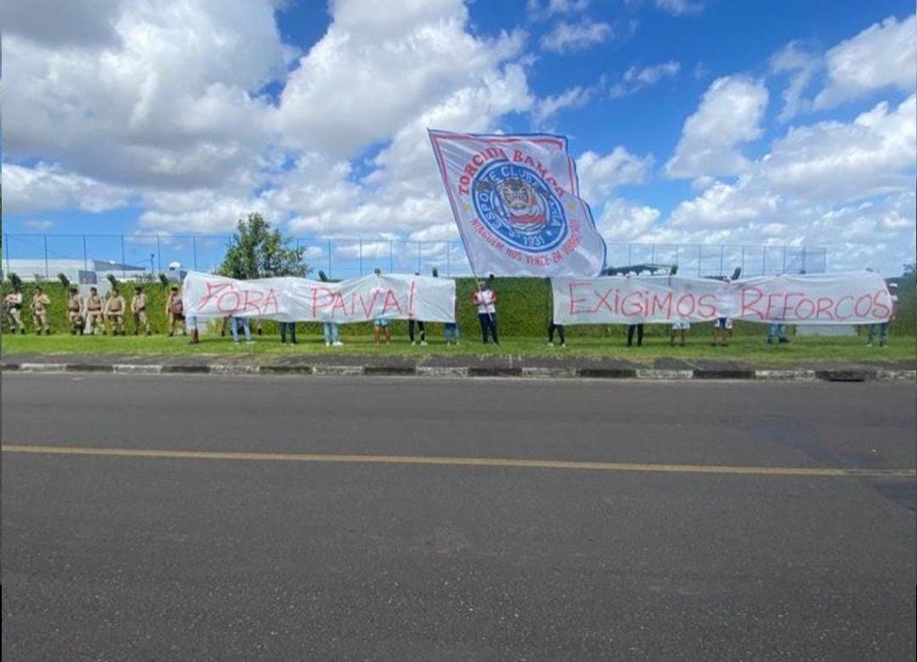 Torcida do Bahia protesta antes de jogo com Corinthians