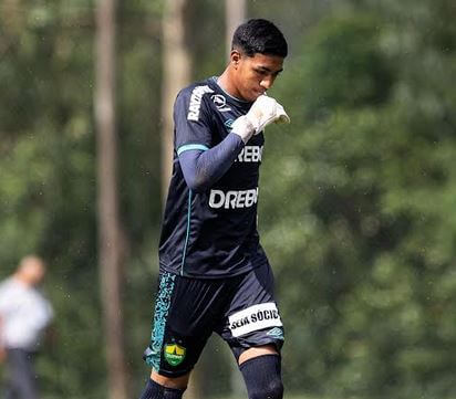 Cobiçado por gigantes do Brasil, goleiro de 17 anos renova com o Cuiabá