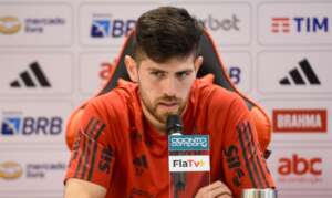 Rossi é apresentado e fala em fazer história no Flamengo: 'Espero ganhar muitos títulos'