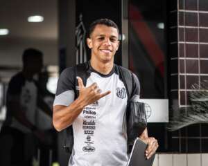 Santos tenta superar fragilidade defensiva para surpreender o Fluminense