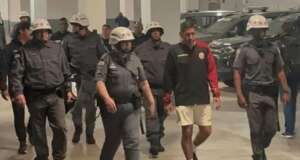 Vídeo mostra preparador do Universitario fazendo gestos racistas para torcida do Corinthians