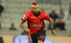 Vidal detona Sampaoli após saída do Flamengo: 'Um perdedor que não sabe apreciar os jogadores'
