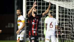 Série B: Vitória compra zagueiro e indica duas saídas