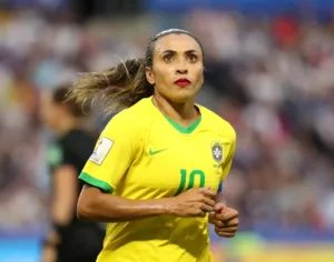 Marta chora ao falar sobre legado no futebol feminino: 'Garotas querem ser como eu'