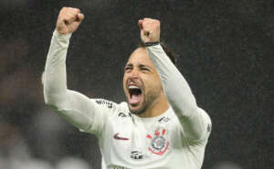Maycon ignora gol 500 da Arena após o empate do Corinthians