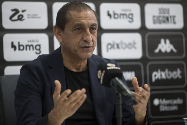 Ramón Díaz celebra primeira vitória do Vasco em São Januário (Foto: Daniel Ramalho/Vasco da Gama)