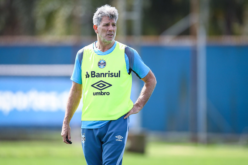 Renato começa a montar o Grêmio para enfrentar o Cruzeiro (Foto: Lucas Uelbel/Grêmio)