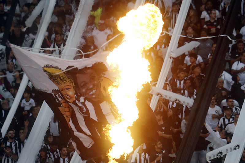 Torcida do Botafogo esgota ingressos para partida contra o Flamengo