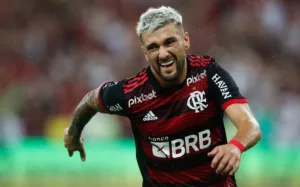 Arrascaeta admite momento difícil e destaca união após vitória do Flamengo na Copa do Brasil