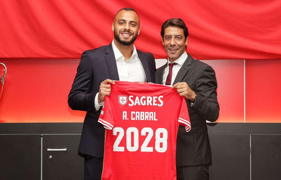 Benfica anuncia a contratação de Arthur Cabral após proposta por Pedro ser recusada