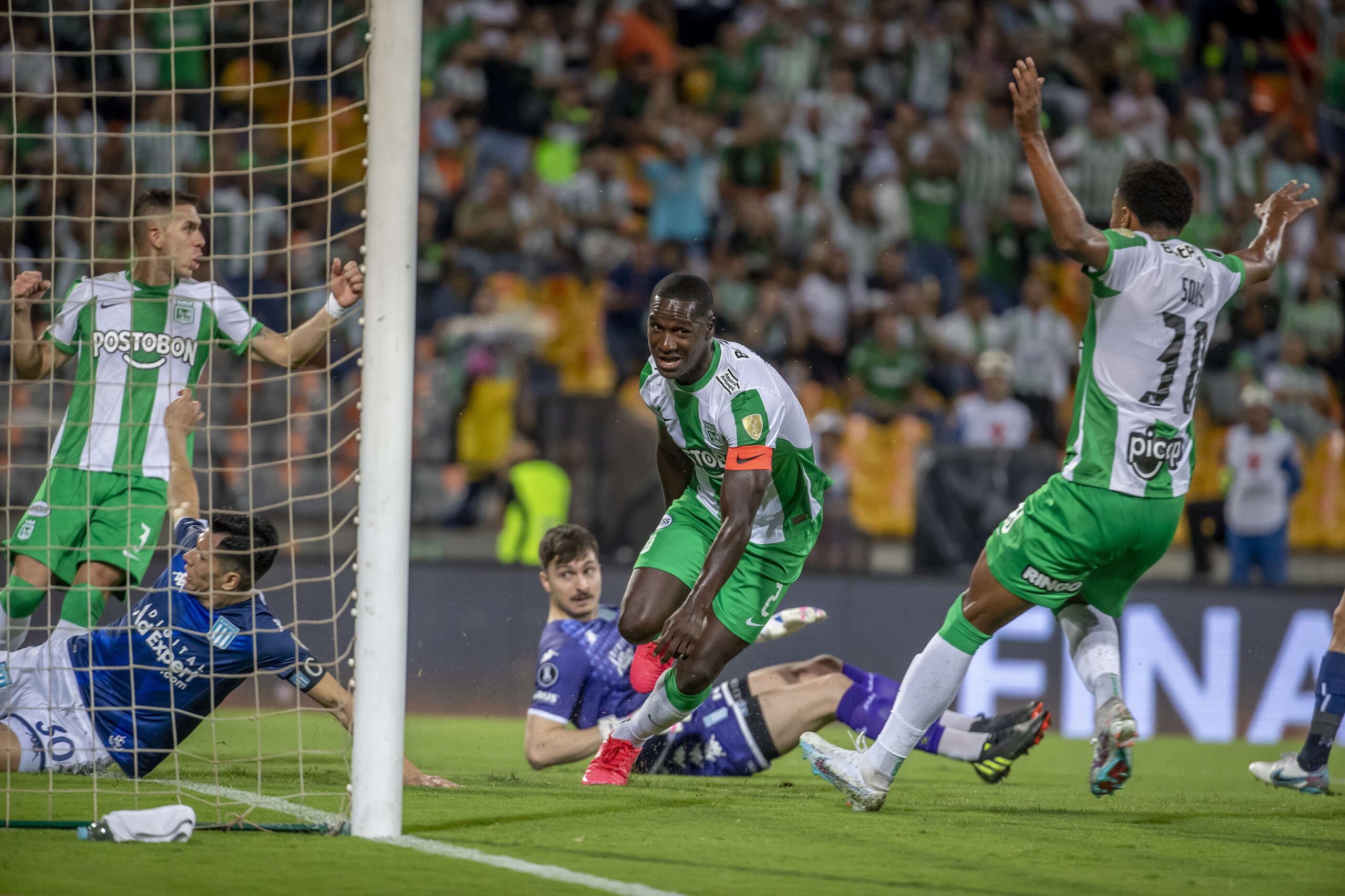 Atlético Nacional vence Racing e se aproxima de vaga na Libertadores