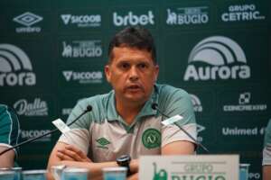 Série B: Claudinei Oliveira promete mudar história da Chape e cobra mobilização dos jogadores