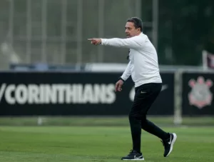 Corinthians muda o foco e faz último treino no CT Joaquim Grava antes de encarar São Paulo
