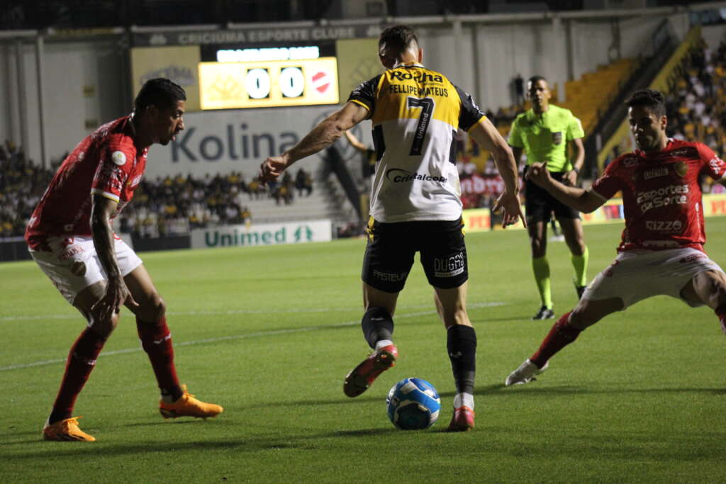 Criciúma 1 x 0 Vila Nova - Vizeu marca, Gustavo pega pênalti e Carvoeiro entra no G-4 2 CRICIUMA2