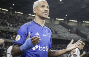 Maior aposta do Cruzeiro na última janela sofre lesão no joelho