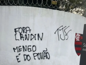 Torcedores do Flamengo picham muros do CT e protestam contra presidente Landim
