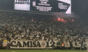 Torcida lota treino aberto do Corinthians, declara 'guerra' e usa gritos homofóbicos