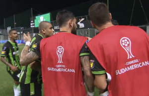 Clima esquenta entre jogadores do América-MG no banco; gritos e xingamentos são ouvidos no vestiário